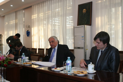 Посол Украины в КНР Юрий Костенко (в центре)