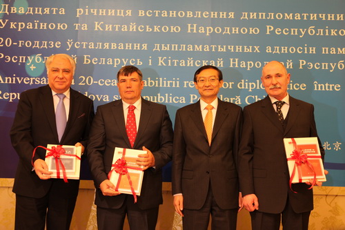 Представитель с китайской стороны подарил послам Украины, Беларуси и Молдовы сборники важных документов
