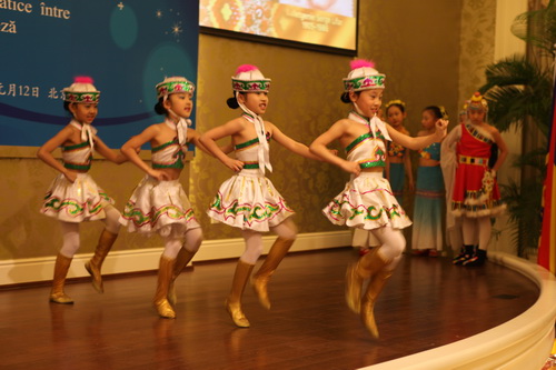 китайские дети показали песенно-танцевальное выступление