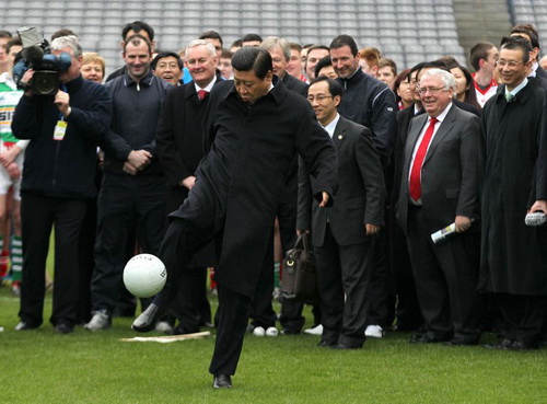 Си Цзиньпин сыграл в футбол в Ирландии